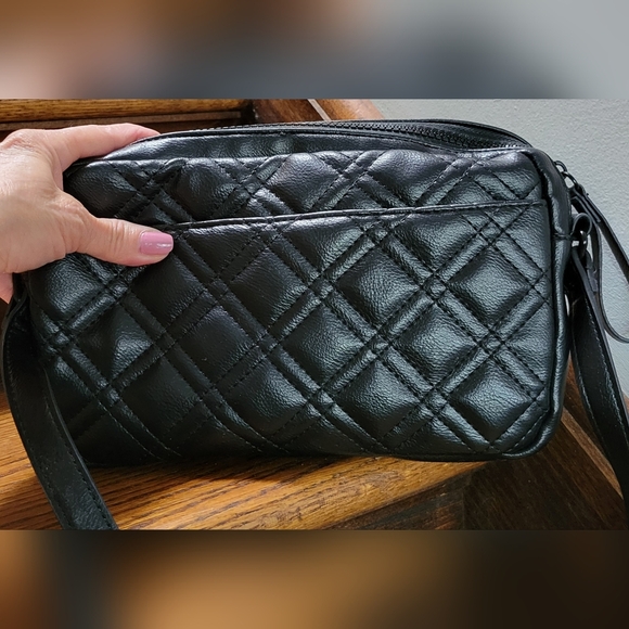 TAHARI Ladies Medium Black quilted Shoulder Crossbody Bag adjustable straps - Picture 2 of 16